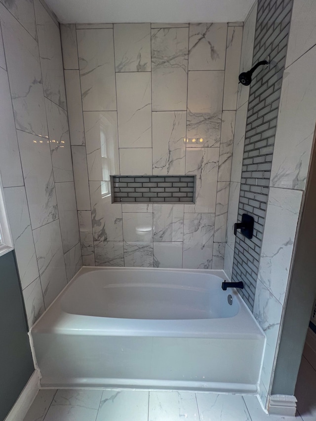 bathroom with tiled shower / bath