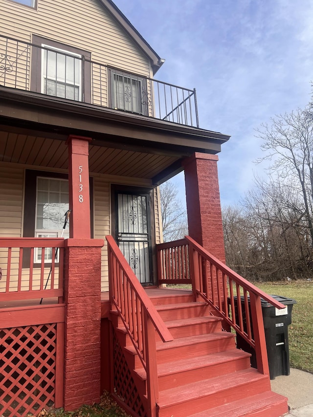 entrance to property featuring covered porch