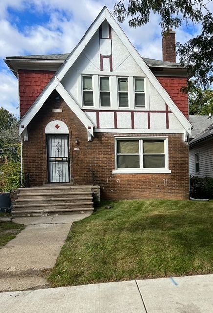 view of front facade with a front lawn