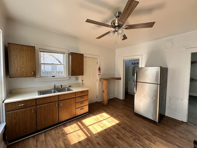 kitchen with ceiling fan, stainless steel fridge, sink, and dark wood-type flooring