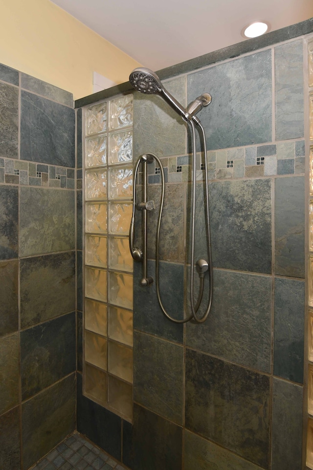 bathroom featuring tiled shower