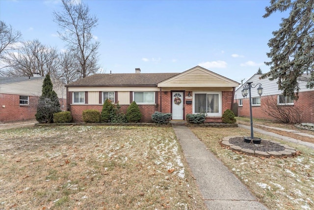 view of front of property featuring a front yard