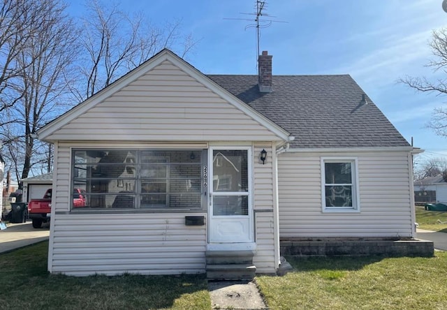 view of front facade featuring a front yard