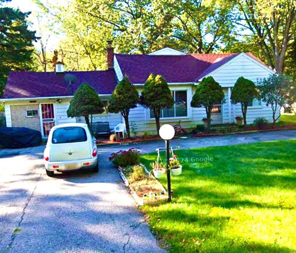 view of front facade featuring a front yard