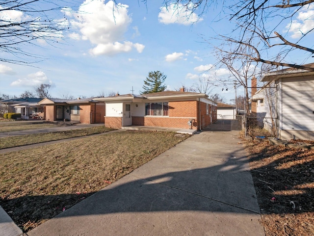 single story home featuring a front lawn