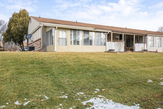 view of front of home featuring a front yard