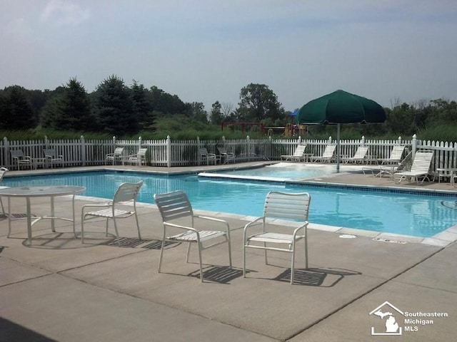 view of swimming pool featuring a patio