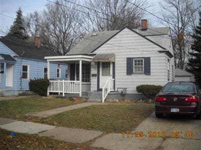 bungalow-style home featuring a front yard