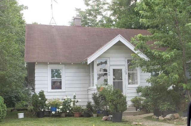 view of front of house with a front yard