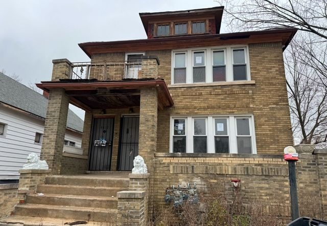 view of front of house with a balcony