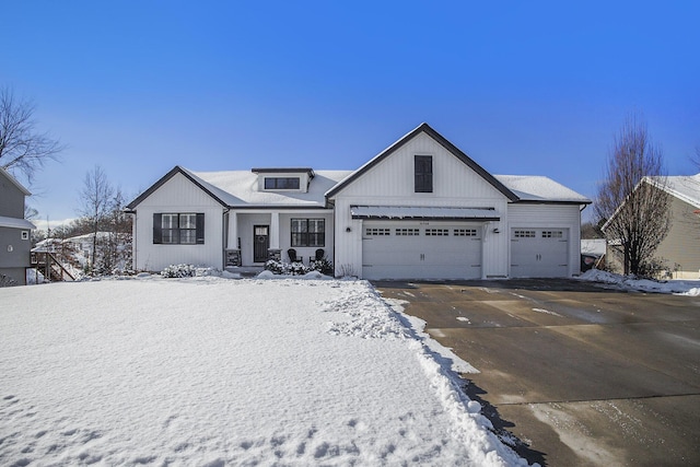 view of front facade featuring a garage