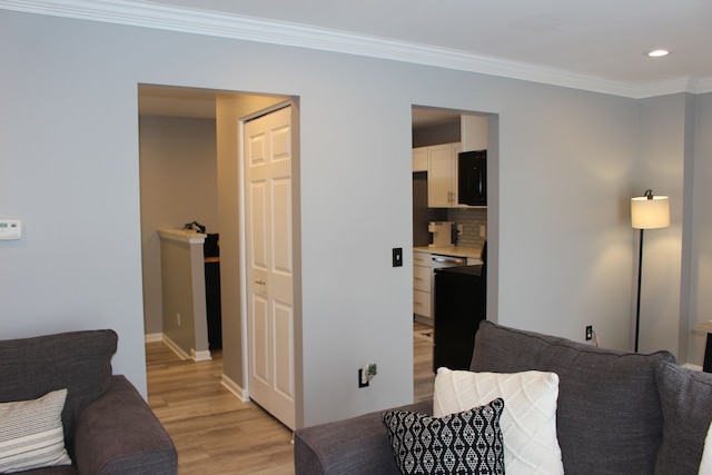 living room with light wood-type flooring and crown molding