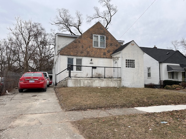 view of front of house featuring a front lawn