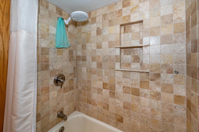 bathroom featuring shower / bath combo