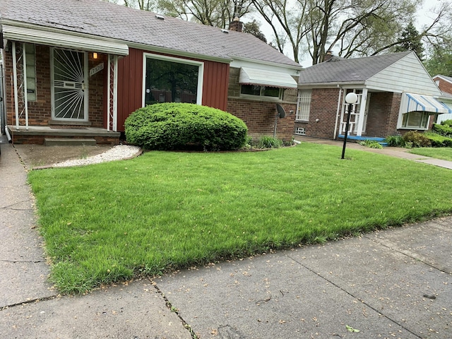 view of front of house with a front yard