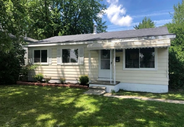 single story home with a front yard