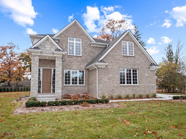 craftsman inspired home featuring a front lawn