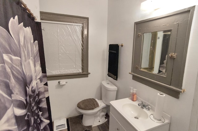 bathroom with a shower with curtain, vanity, and toilet