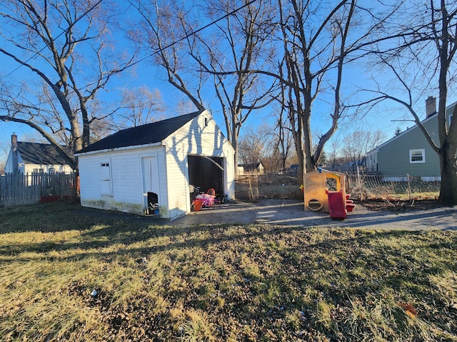 view of yard featuring an outdoor structure