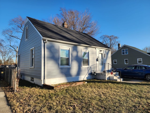 view of front of property featuring a front lawn