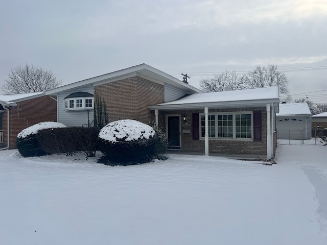 view of front facade featuring a garage