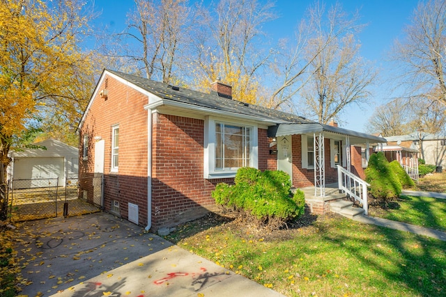 view of front of property featuring a garage, an outdoor structure, and a front yard