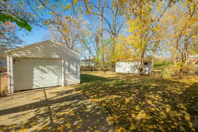 view of yard featuring an outdoor structure and a garage