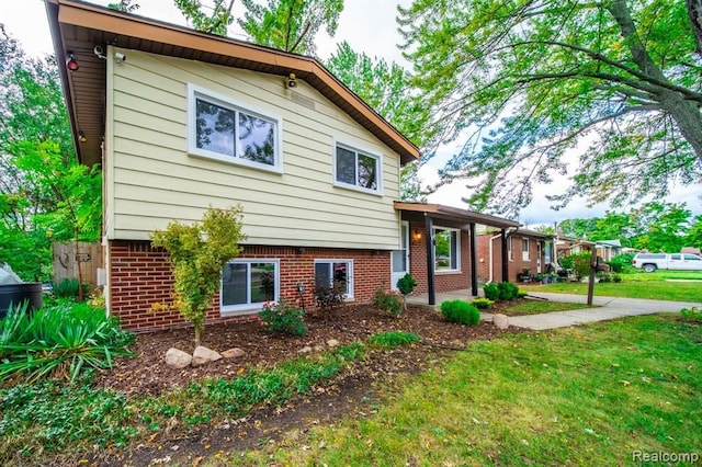 view of front of property featuring a front lawn