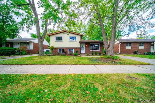 split level home with a front lawn