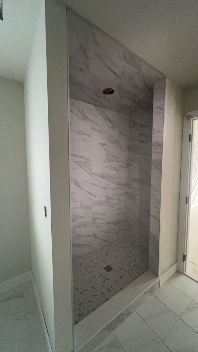 bathroom featuring tiled shower