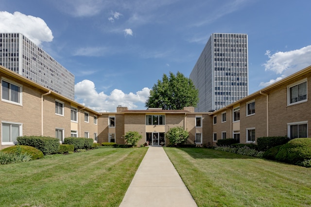 view of property's community featuring a yard