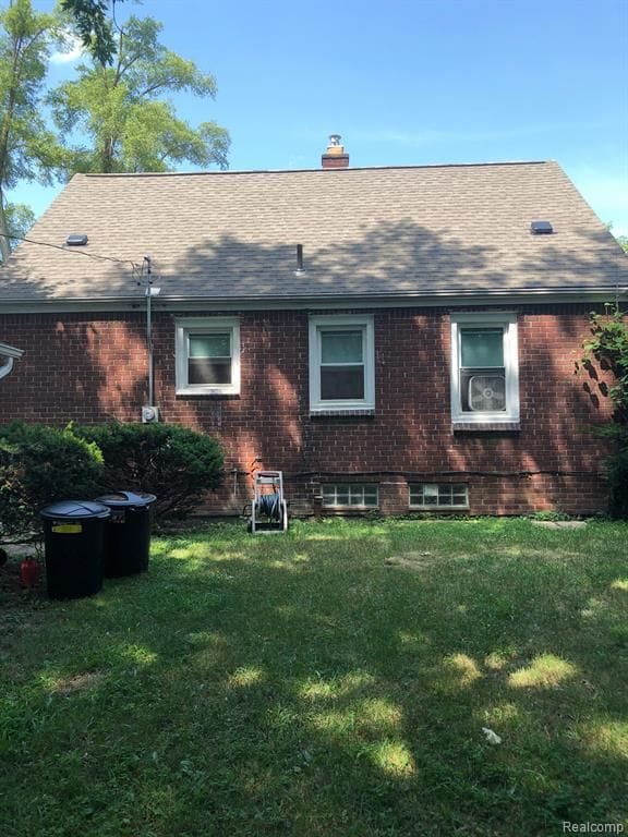 back of house featuring a yard