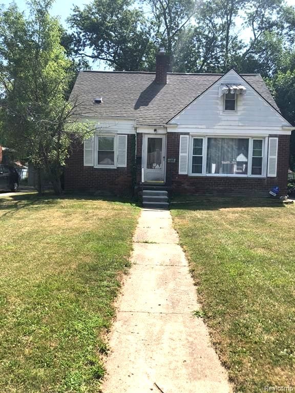 bungalow-style house featuring a front yard