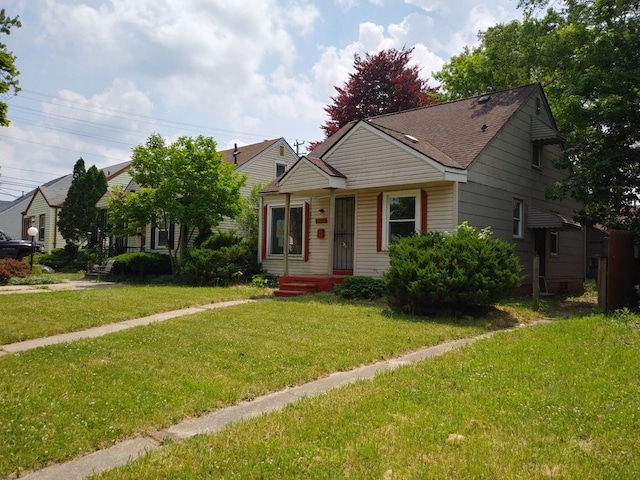 view of front facade with a front lawn