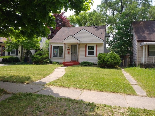 bungalow featuring a front lawn