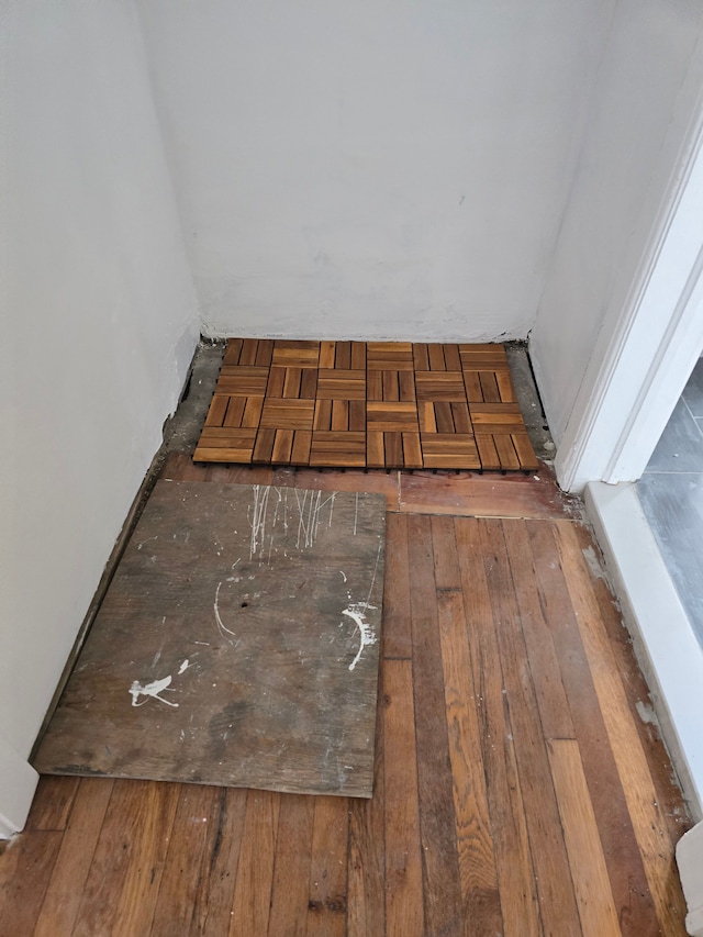 details with hardwood / wood-style flooring