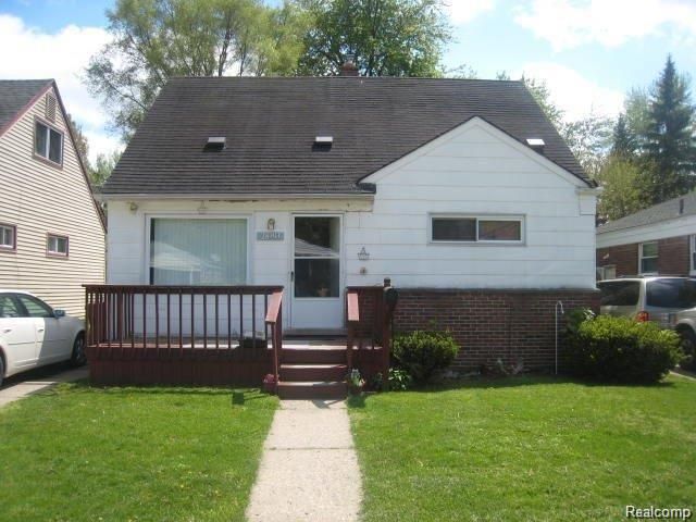 view of front of property featuring a front lawn