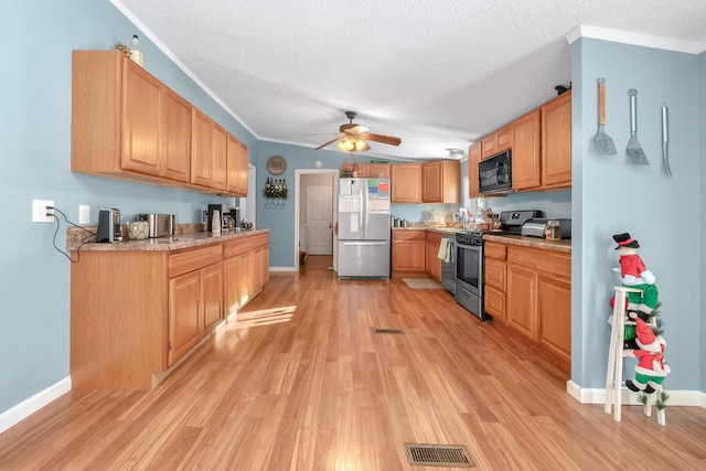 kitchen featuring ceiling fan, stainless steel appliances, light hardwood / wood-style flooring, crown molding, and a textured ceiling