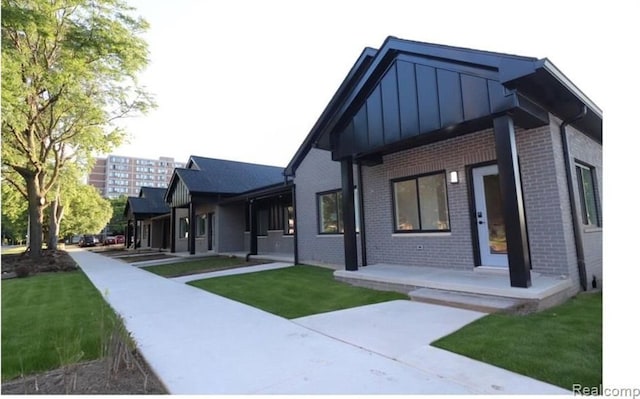 view of front of home featuring a front lawn