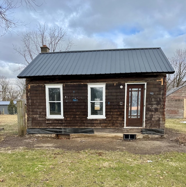 view of front of property featuring a front lawn