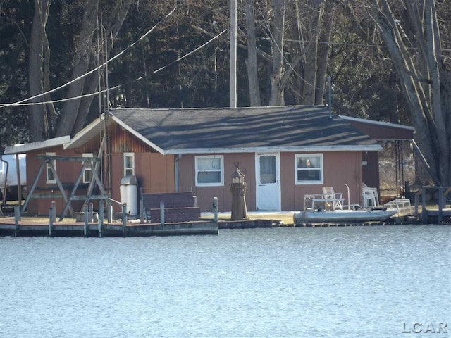 view of front of property featuring a water view