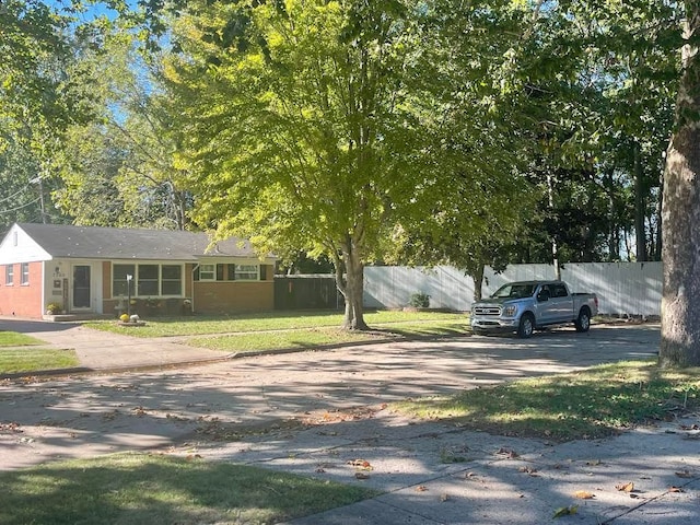 view of front facade featuring a front lawn