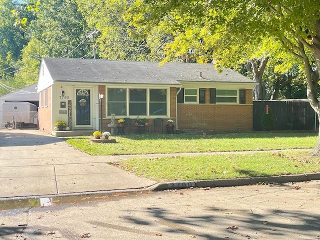 view of front of house featuring a front lawn