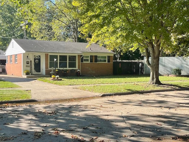 view of front of house featuring a front yard