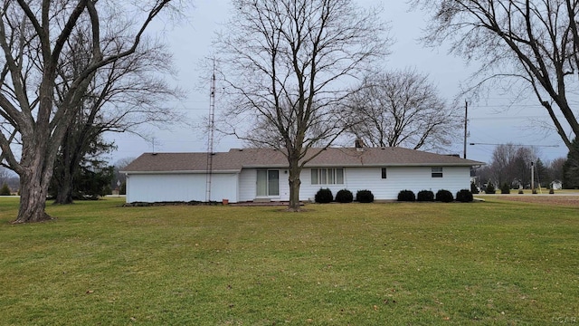 view of front facade featuring a front lawn