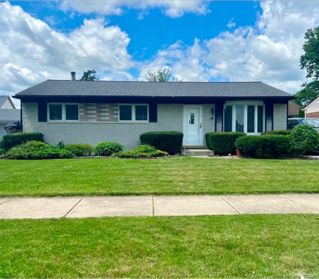 single story home featuring a front yard