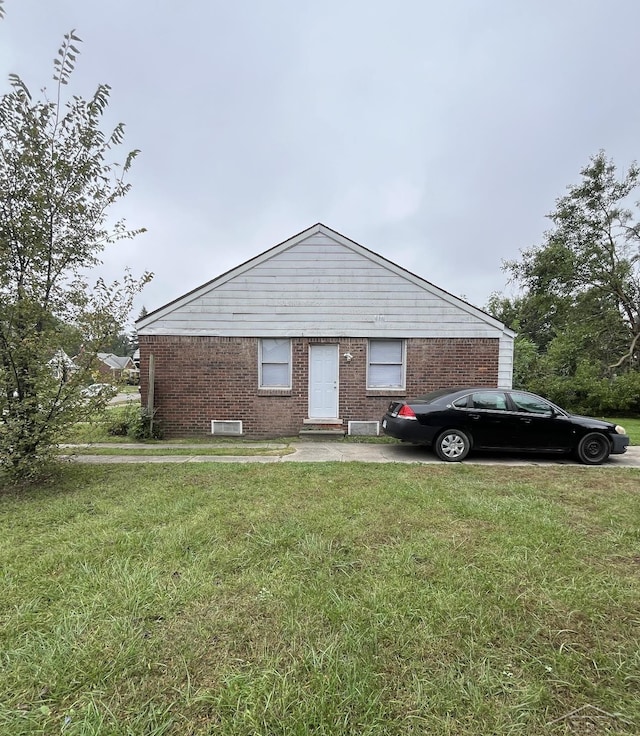 view of front of home featuring a front yard