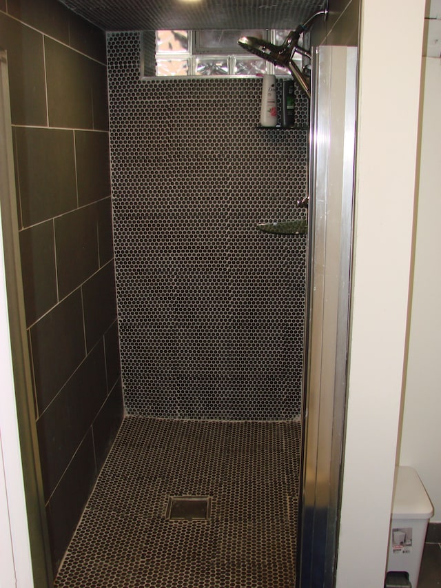 bathroom featuring tiled shower