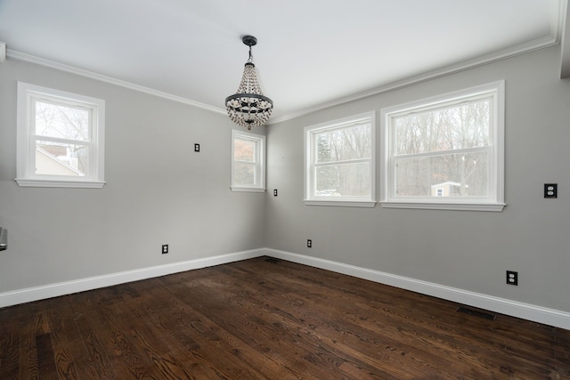 unfurnished room with ornamental molding, dark wood-type flooring, and an inviting chandelier