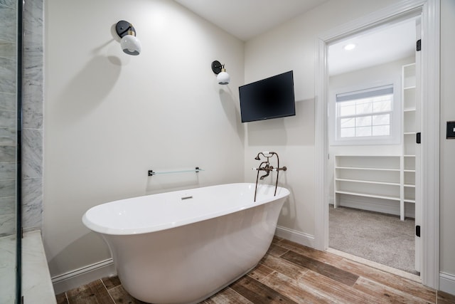 bathroom featuring a washtub